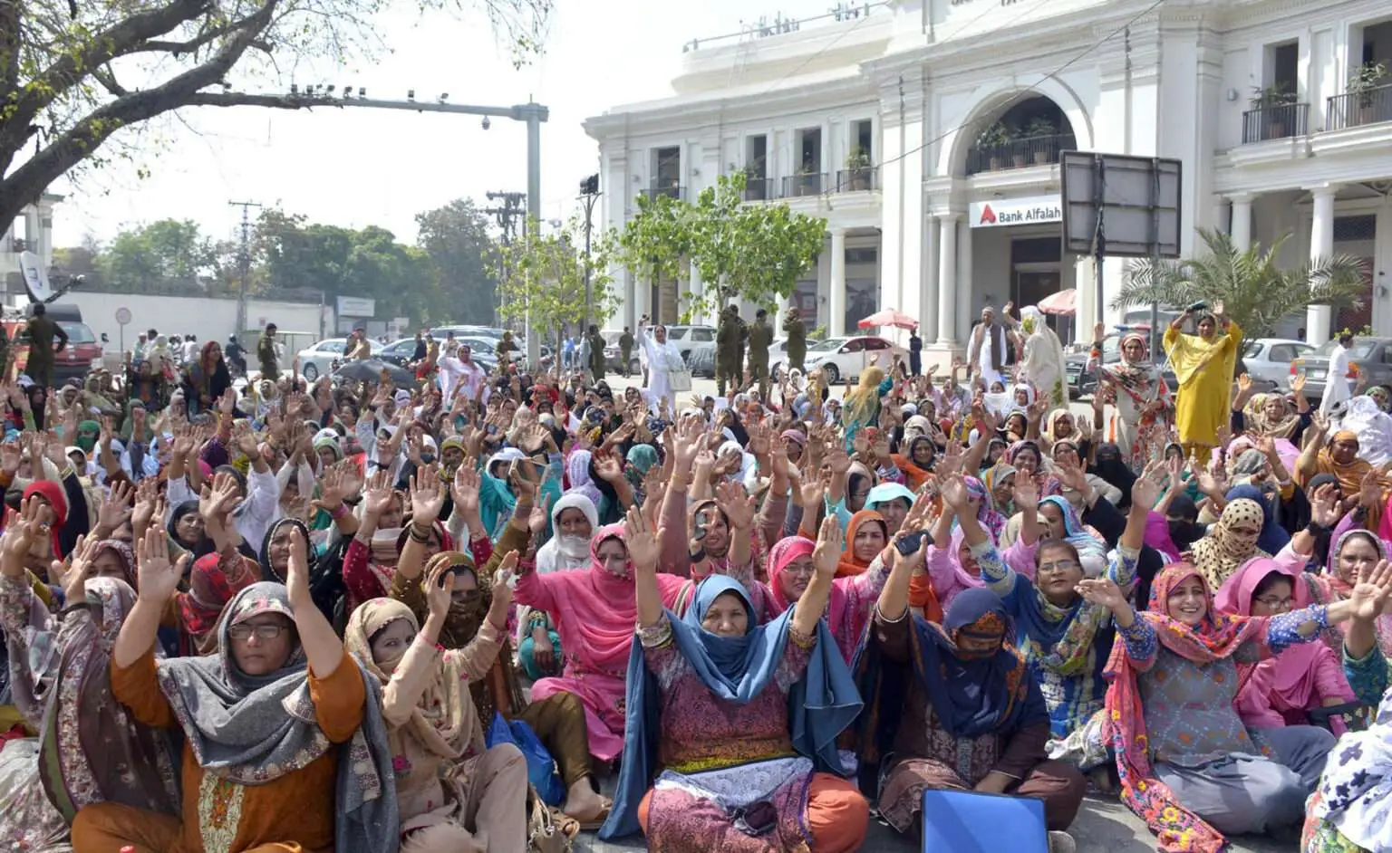 ہیلتھ ورکرز کا پنجاب اسمبلی کے سامنے احتجاجی دھرنا