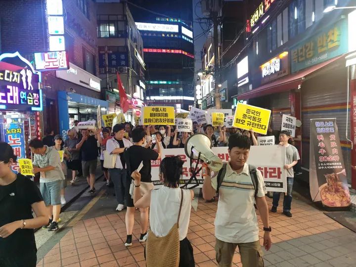 지난 금요일 대림동 극우 반대•중국인 혐오 반대 집회와 행진. 200여명이 참가해 성공적이었다. 극우는 대림동 외곽에 30~40명이 모였고, 사기가 떨어진 집회 주최자는 앞으로 대림동에서 집회를 더 열지 않겠다고 했다고 한다. 통쾌한 일이다.